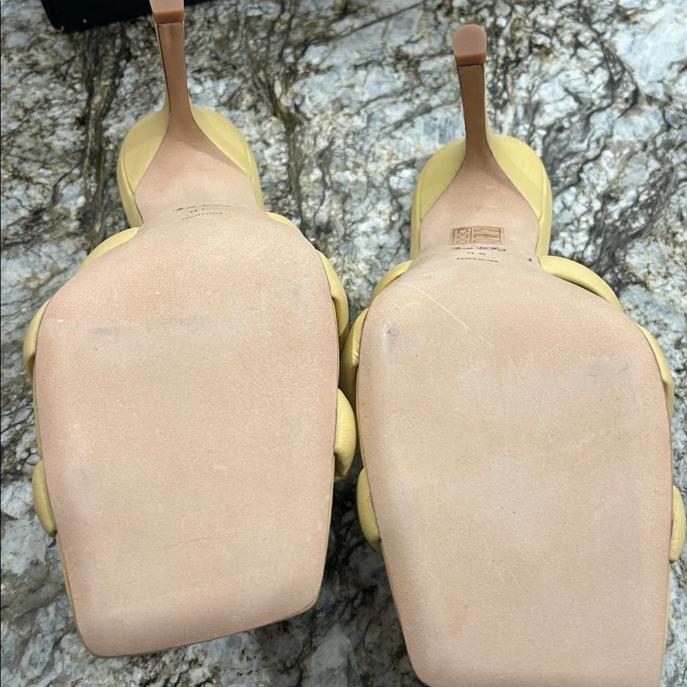 Coach Kellie Leather sandals with heels. Color vanilla. Looks like mustard color - Picture 5 of 9